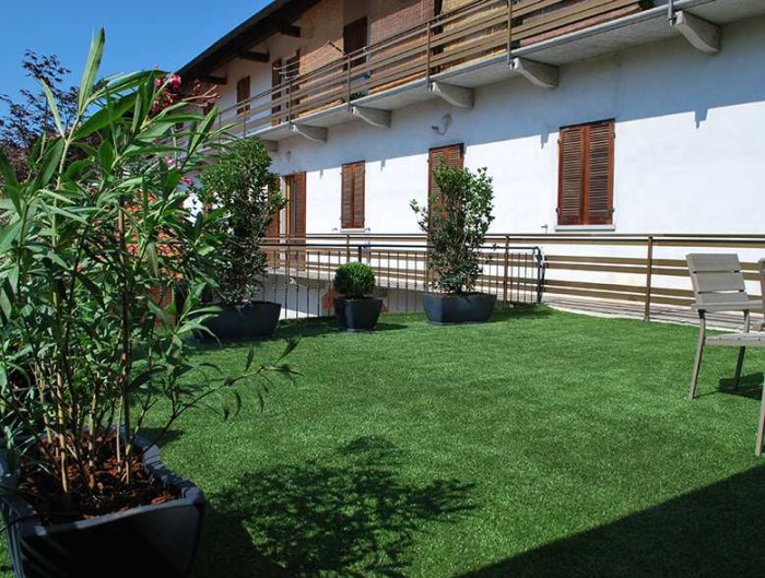 Terrazzo con erba sintetica